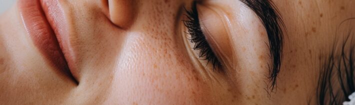 An Esthetician’s Guide To Treating Dry, Damaged Eyelashes At Home